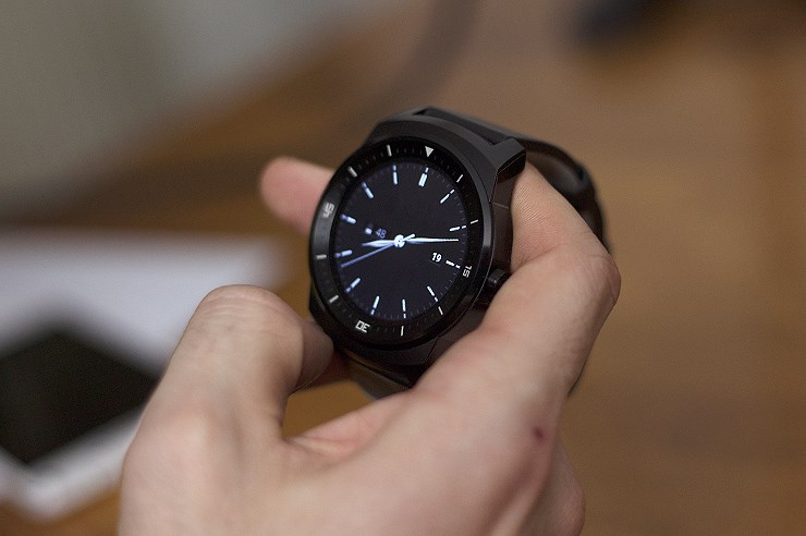 LG-G-Watch-R-smartwatch-pametan-sat-Android-Wear-recenzija-test-6.jpg